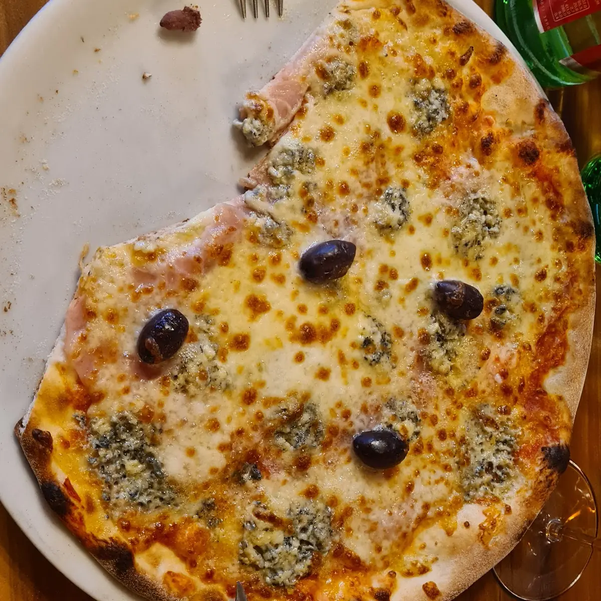 Pizza Schinken Zusatzbelag Gorgonzola Und Oliven
