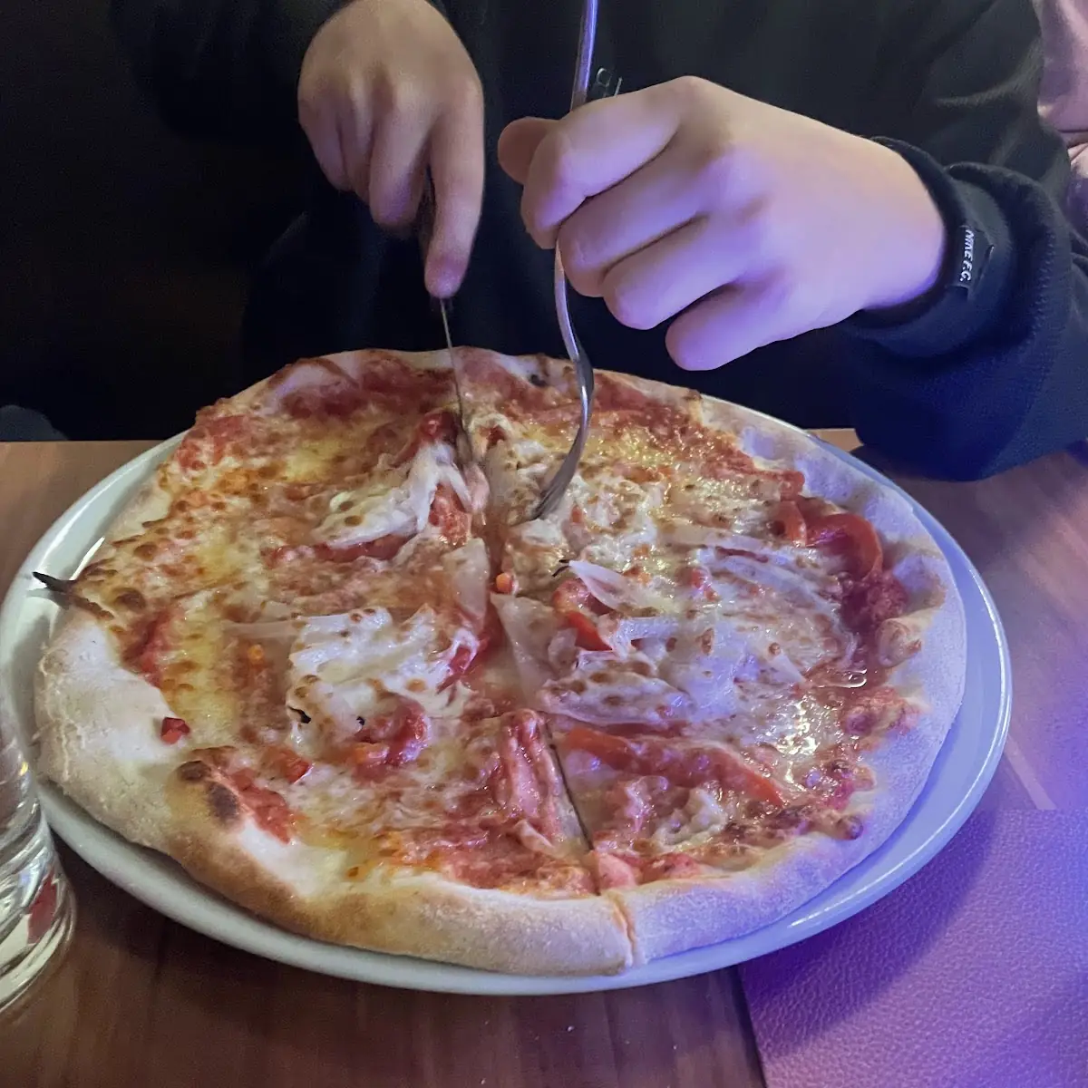 Pizza Tonno Mit Diavola Gemischt Und Knoblauch Sowie Chili Öl