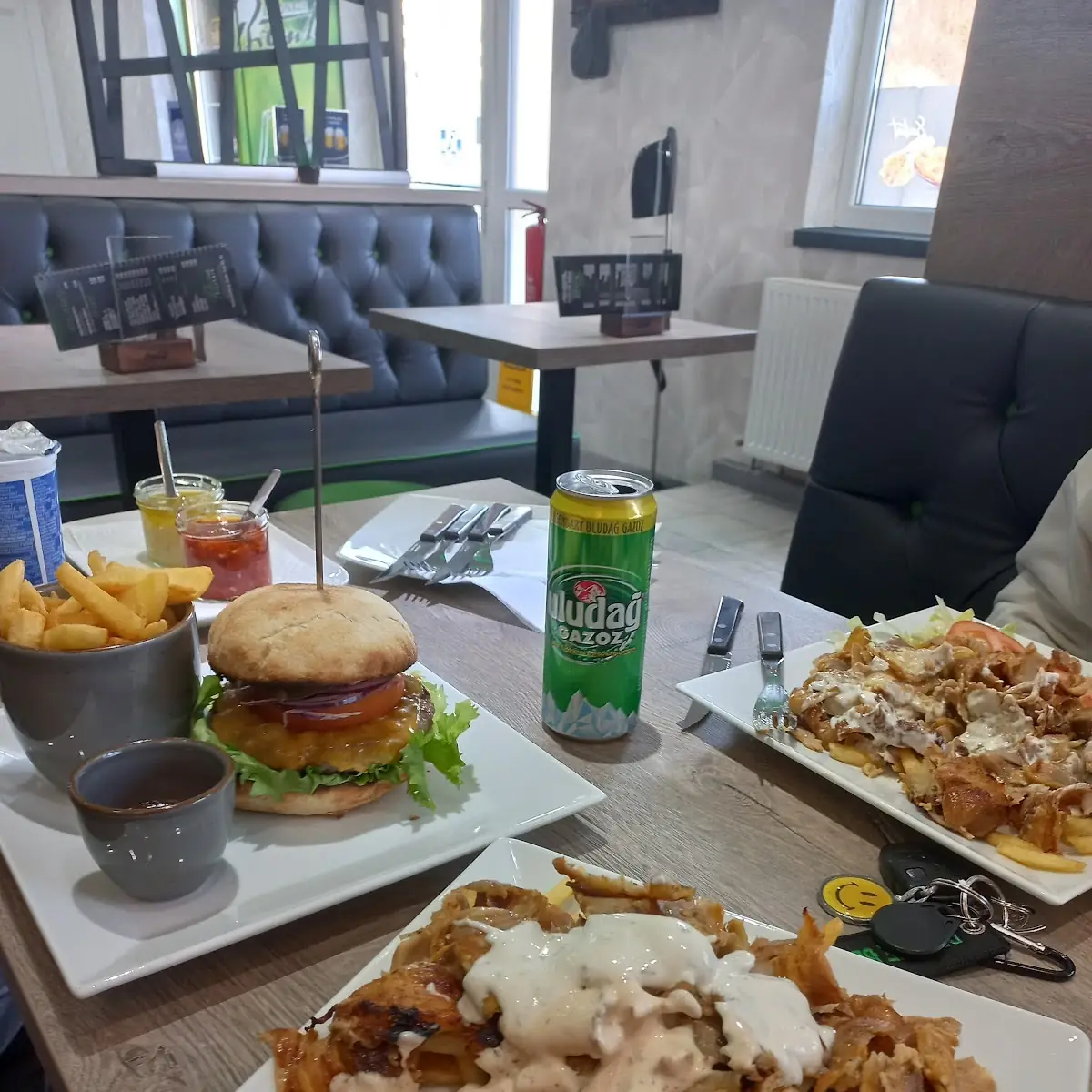 Baba Essen Und Perfekter Cheeseburger Mit Fleisch Das Auf Den Punkt Ist