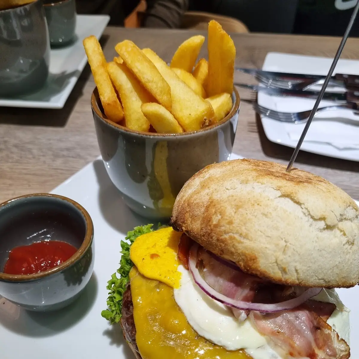 Burger Mit Pommes
