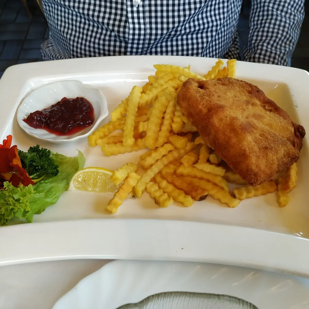 Cordon-bleu Mit Pommes Und Preiselbeeren