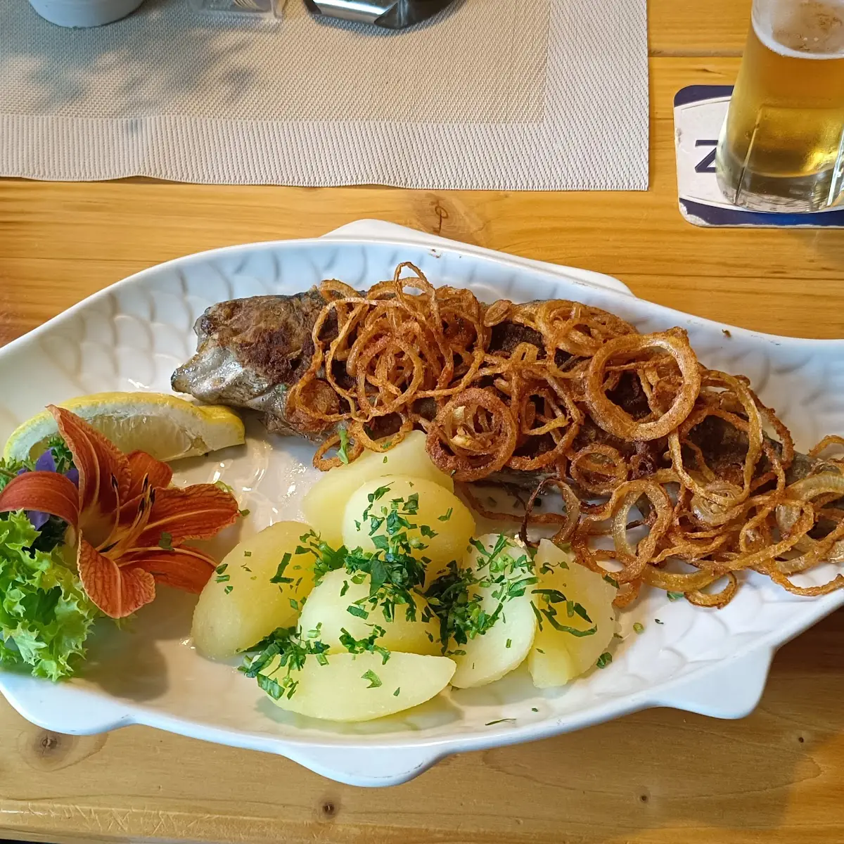 Frische Forelle Mit Zwiebelröste