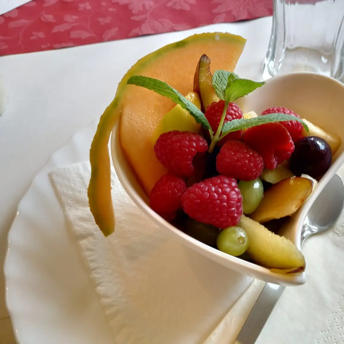 Früchteteller Mit Vanilleeis Und Joghurt