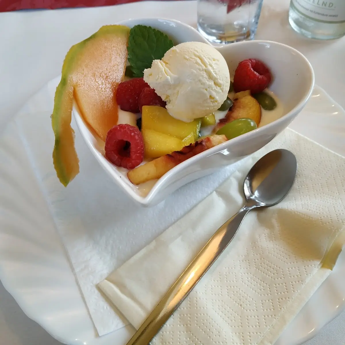 Früchteteller Mit Vanilleeis Und Joghurtsauce
