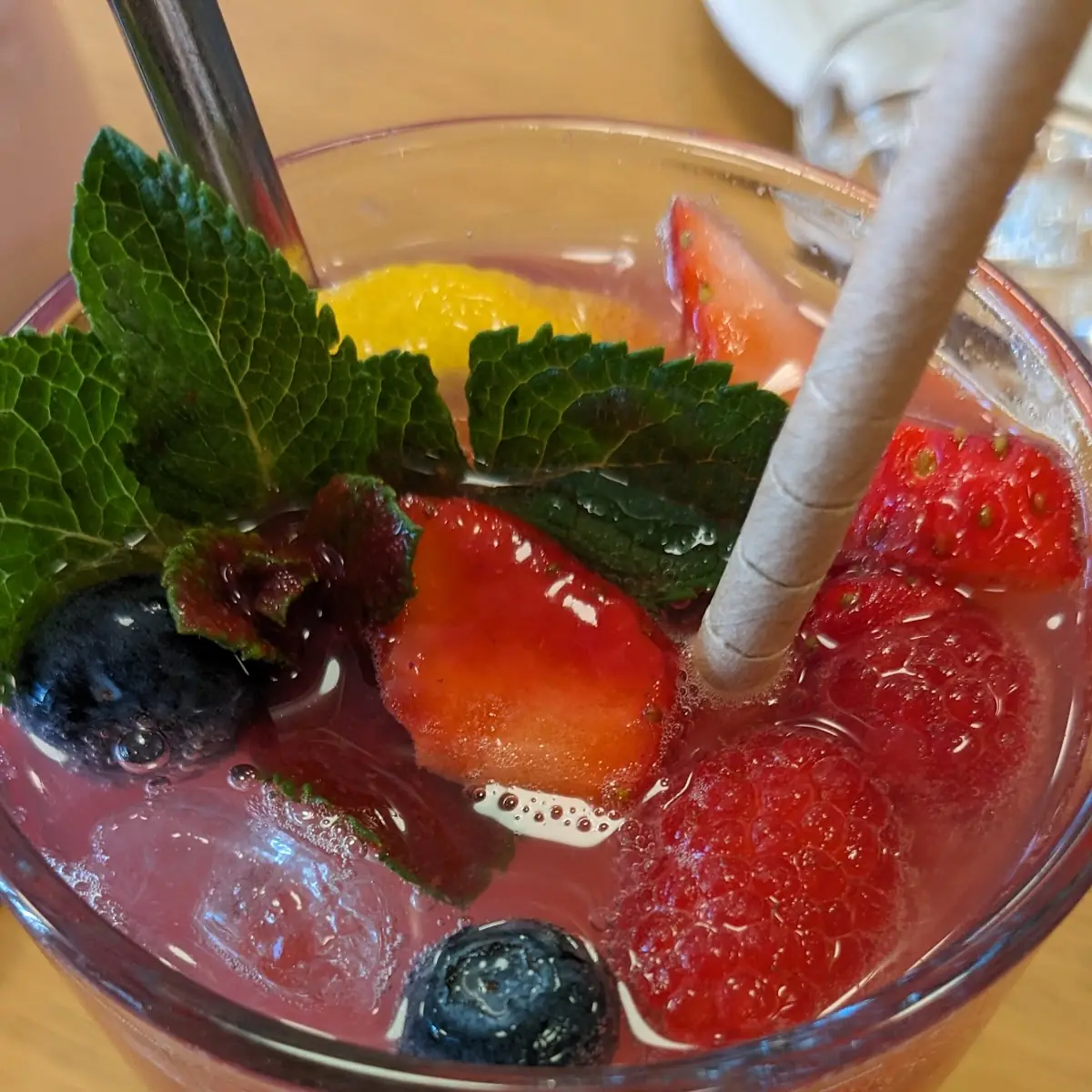 Sprudelwasser Mit Beerenpüree