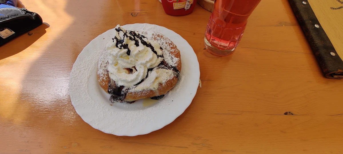 Krapfen Mit Vanilleeis Schokoladensauce Und Sahne