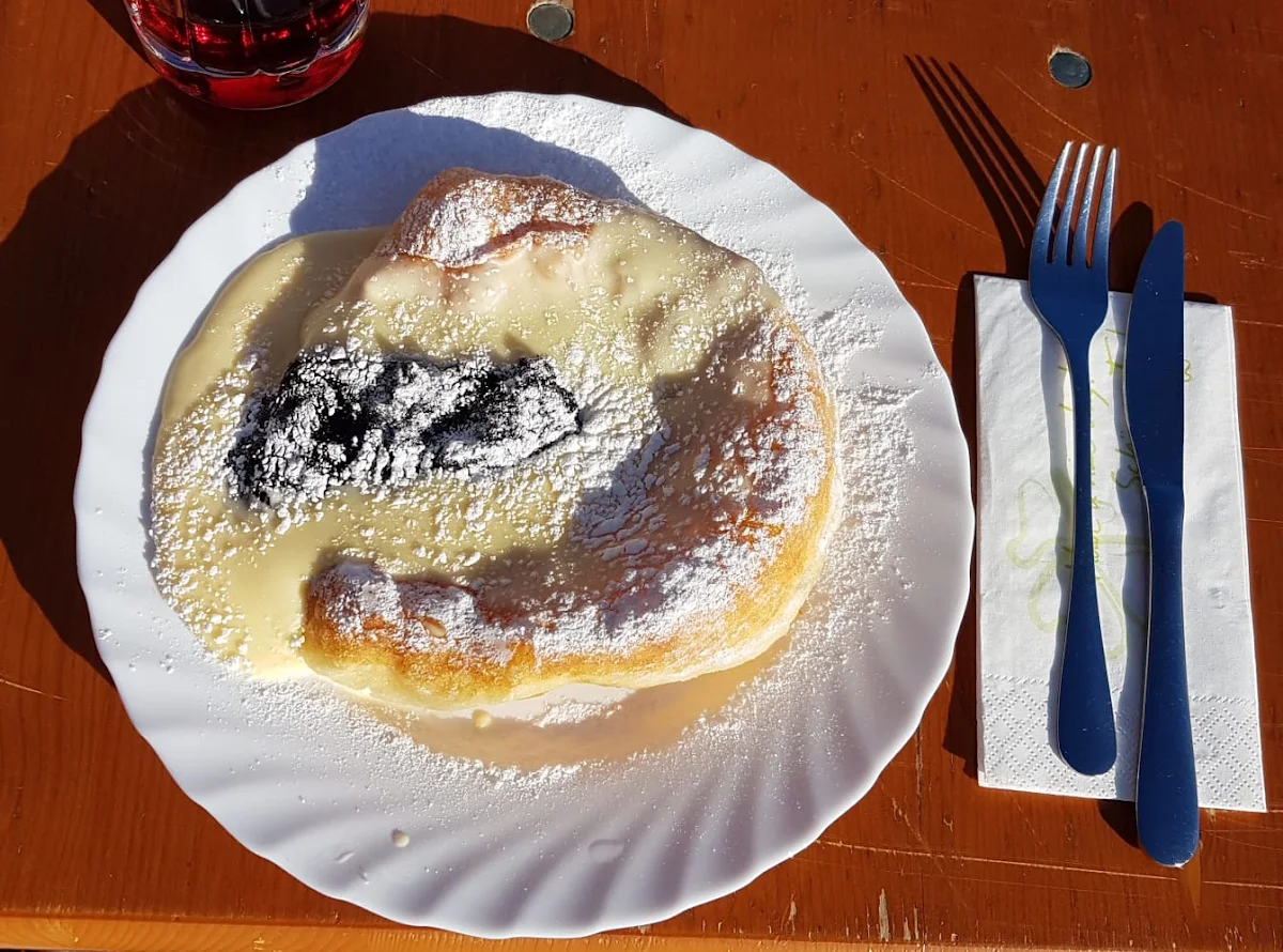 Krapfen Mit Vanllessoße Und Blaubeeren