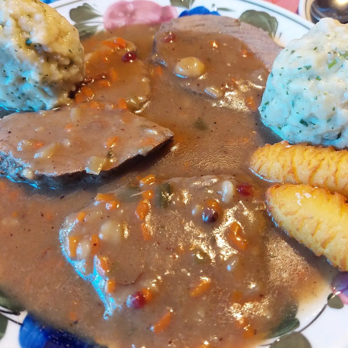 Hirschbraten Mit Semmelknödel Und Kroketten