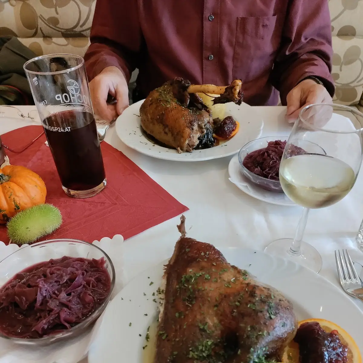 Biogansl Mit Erdäpfel Knödel Und Rotkraut