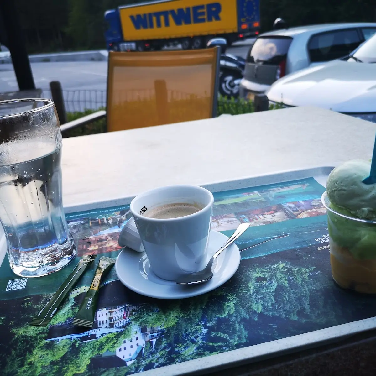 3 Kugeln Eis Mit Cappuccino