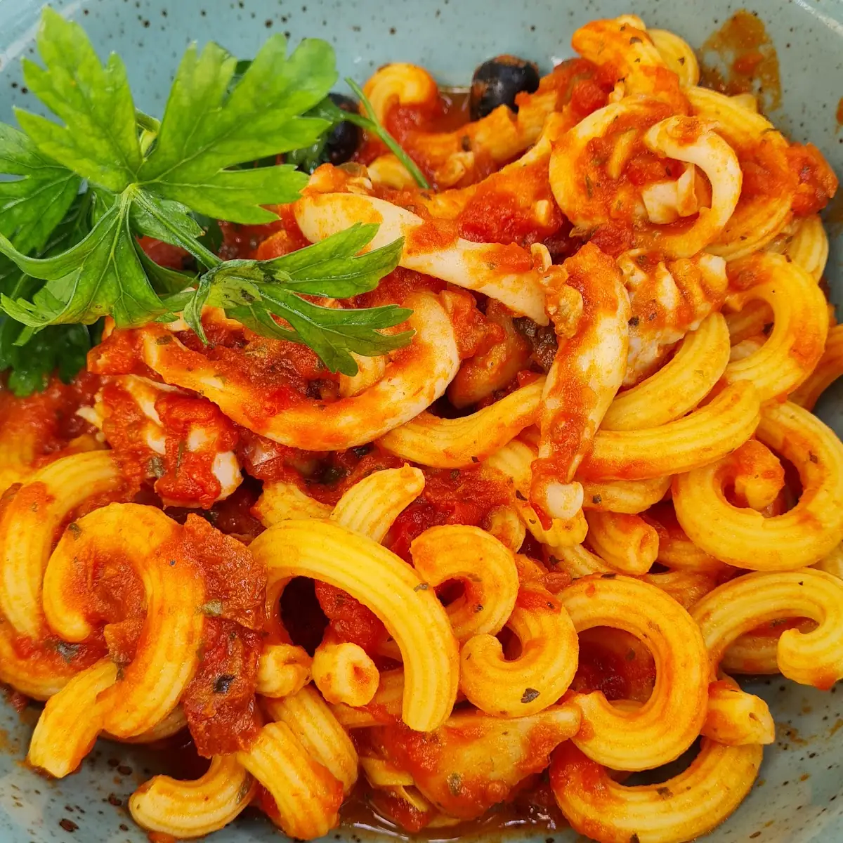 Nudelgericht Mit Tomatensoße Und Calamari