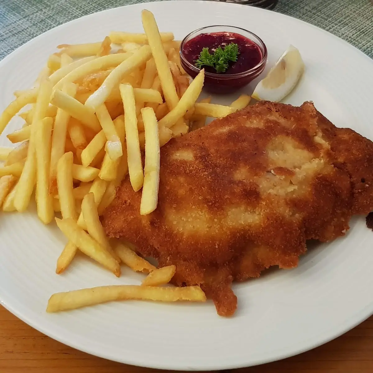 Schnitzel Wiener Art Mit Petersilienkartoffel Und Salat