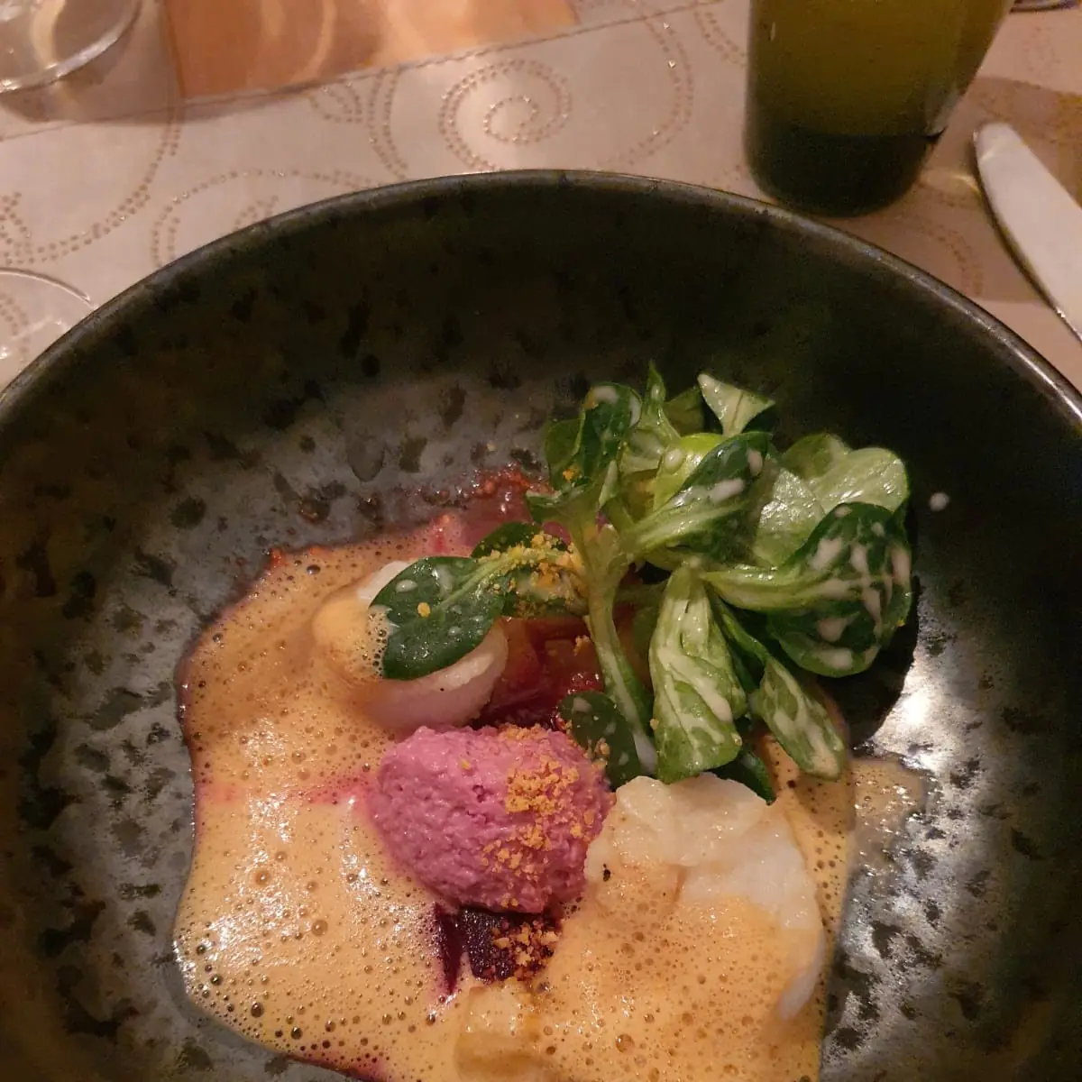 Jakobsmuscheln Auf Schaum Mit Roten Rübe Mousse Und Ananas