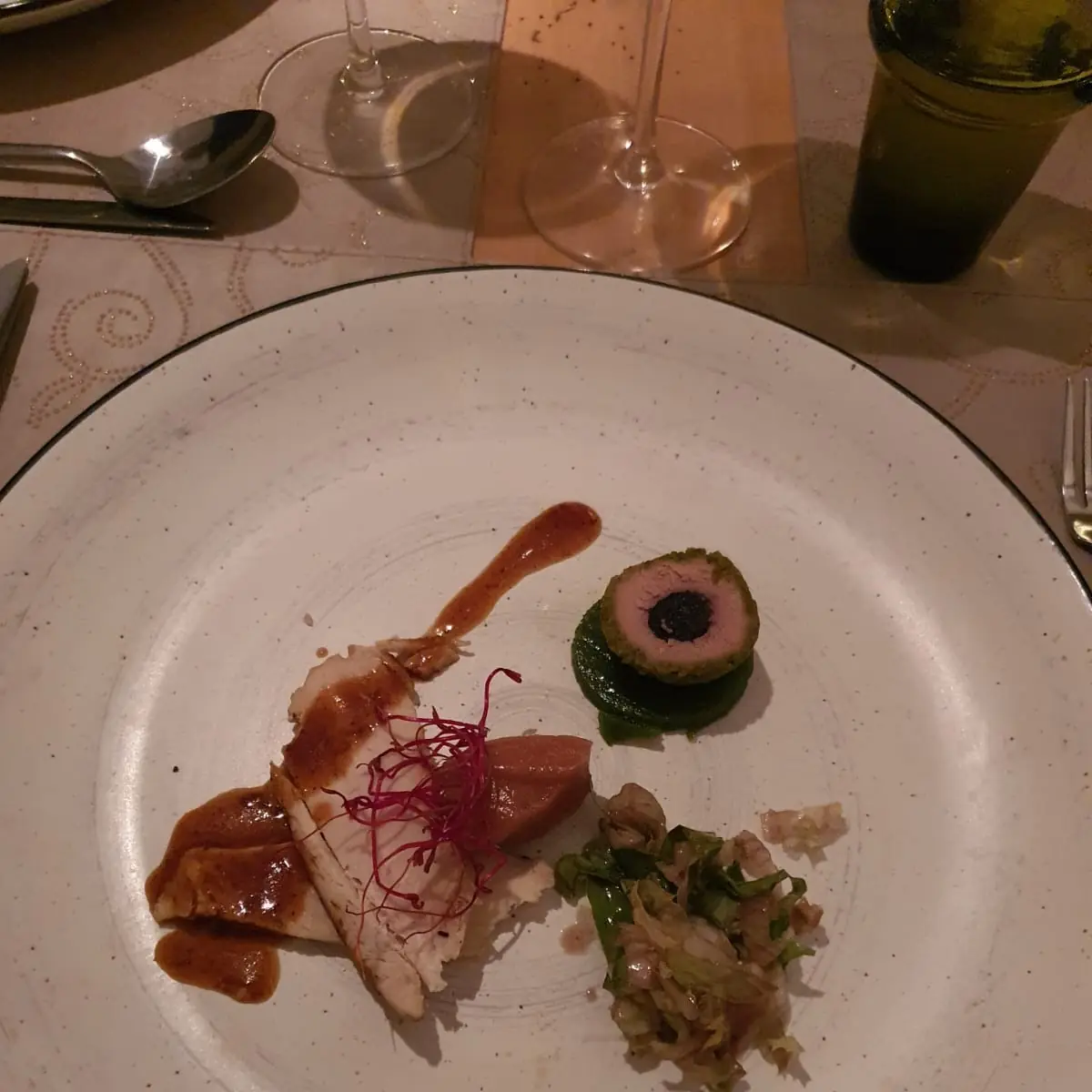 Perlhuhn Mit Perlhuhnleberpraline Auf Petersilie Mit Endiviensalat