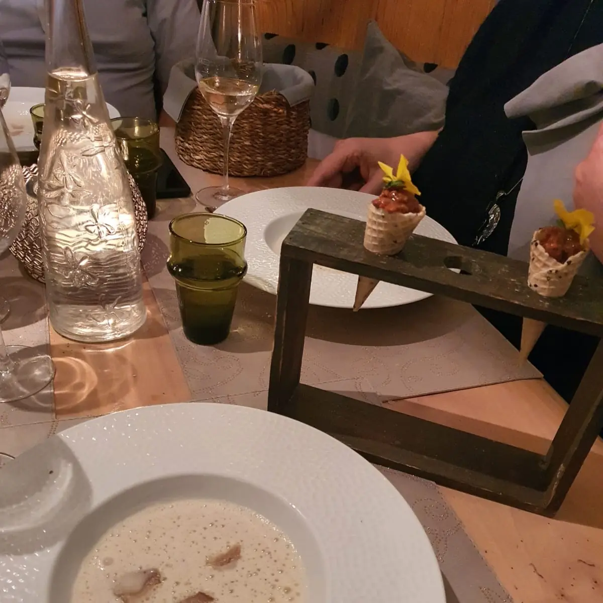 Trüffelschaum Suppe Mit Beef Tartar Cornetto