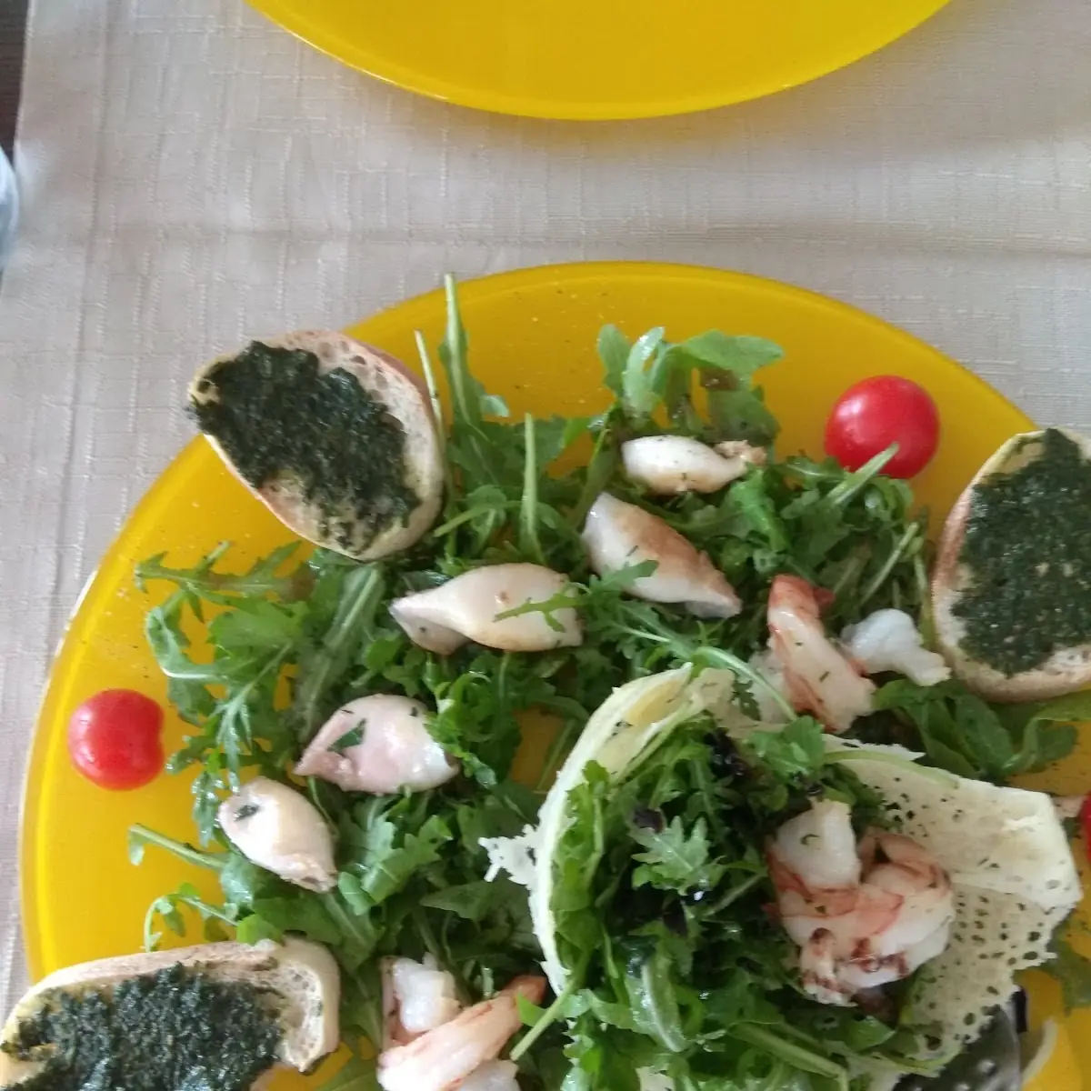Calamares Und Garnelen Auf Rucola