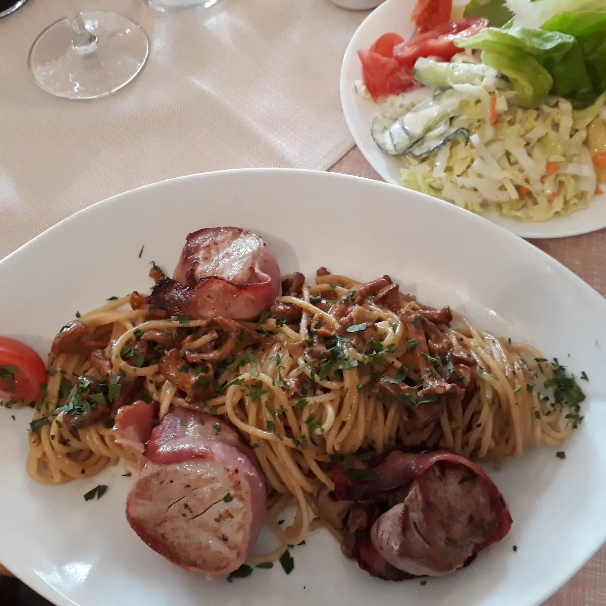 Schweinemedaillons Im Speckmantel Mit Linguine Und Pfifferlinge