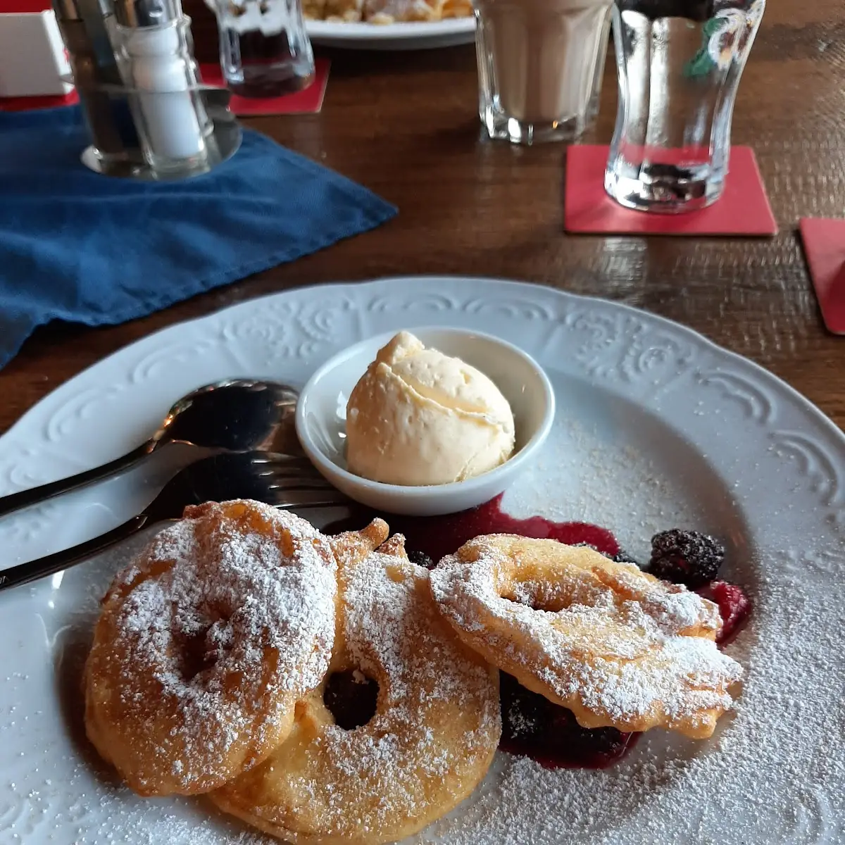 Apfelscheiben Mit Vanileeis Und Beeren