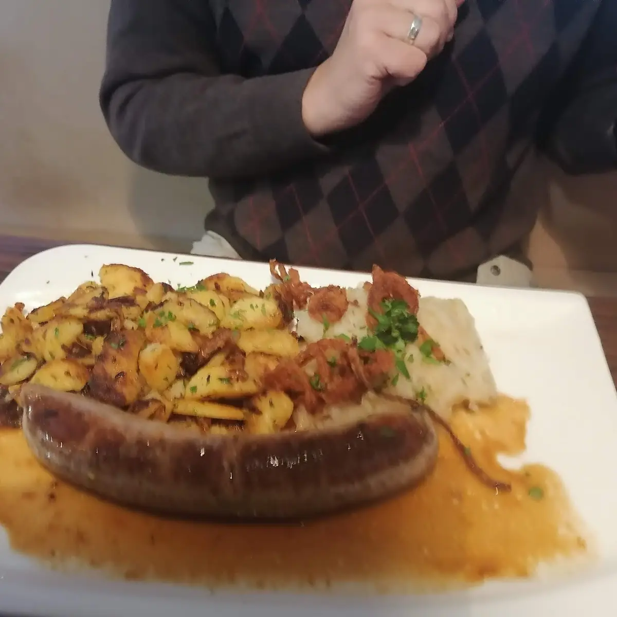 Breinwurst Mit Sauerkraut Und Röstkartoffeln
