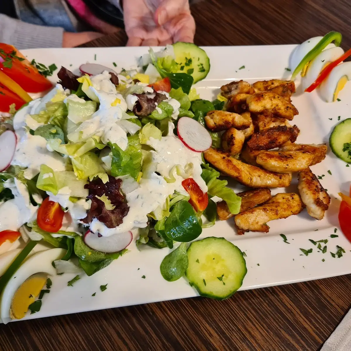 Gebratene Hühnerstreifen Mit Blattsalat