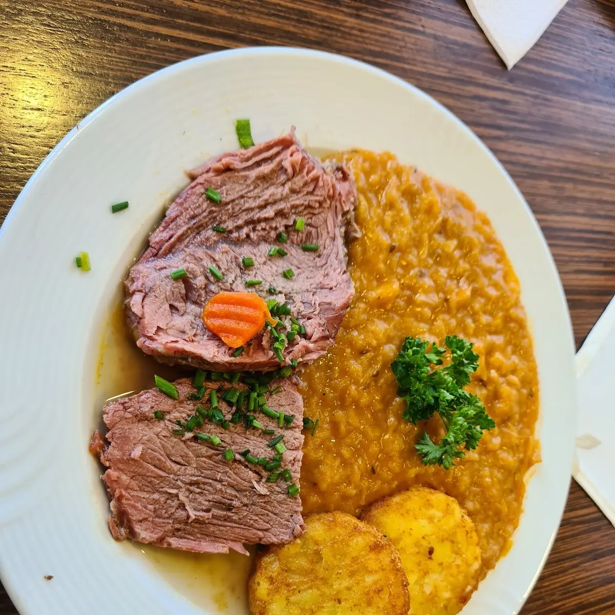 Rindfleisch Mit Kürbisgemüse Und Röstitaler