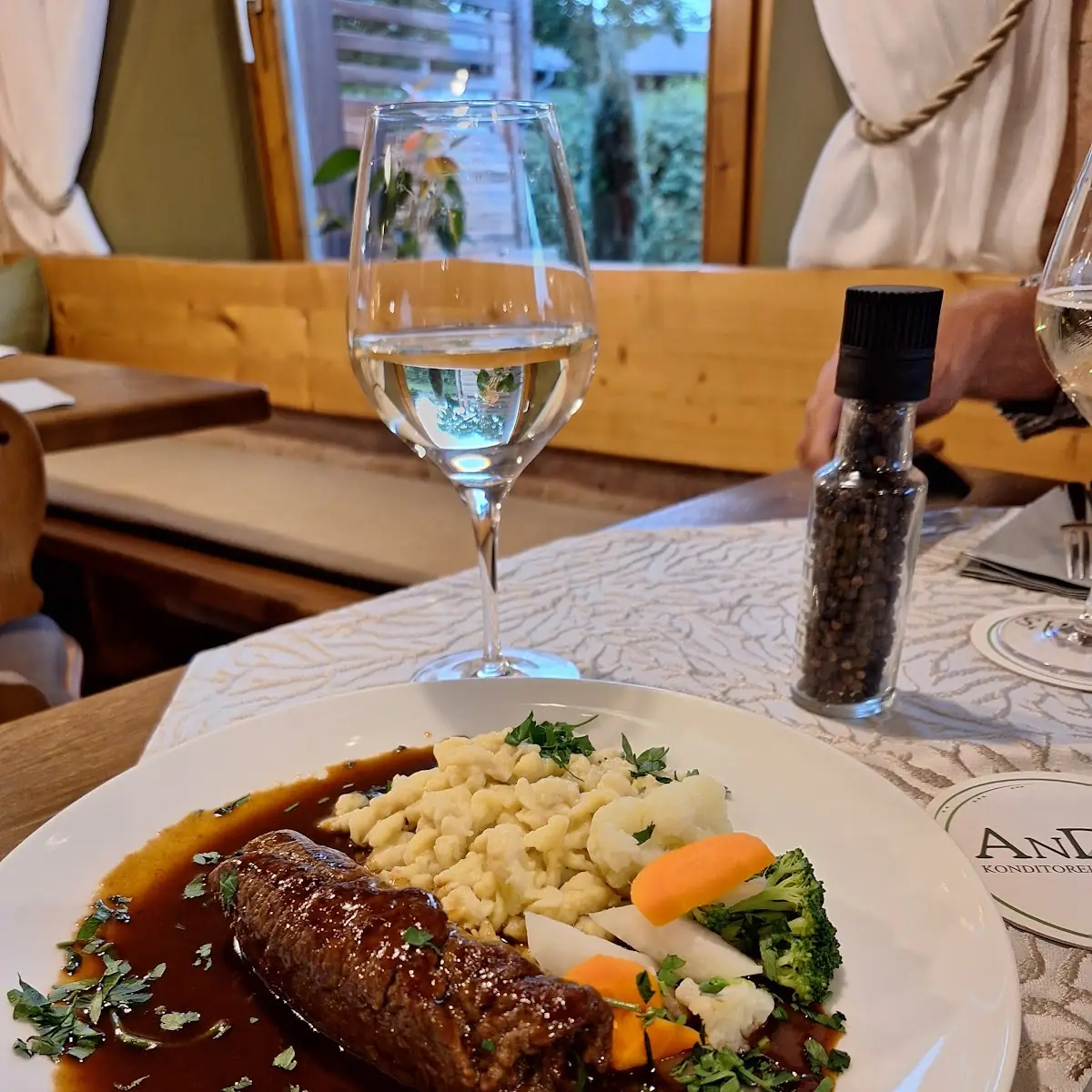 Rindsroulade Mit Gemüse Und Butterspatzln