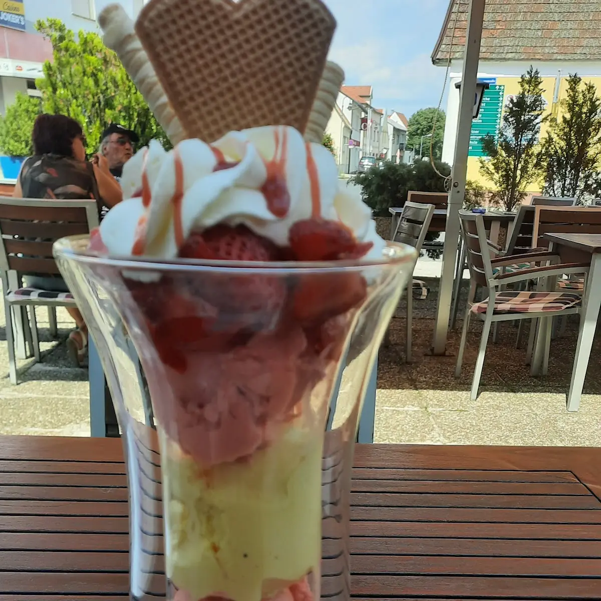 Erdbeereisbecher