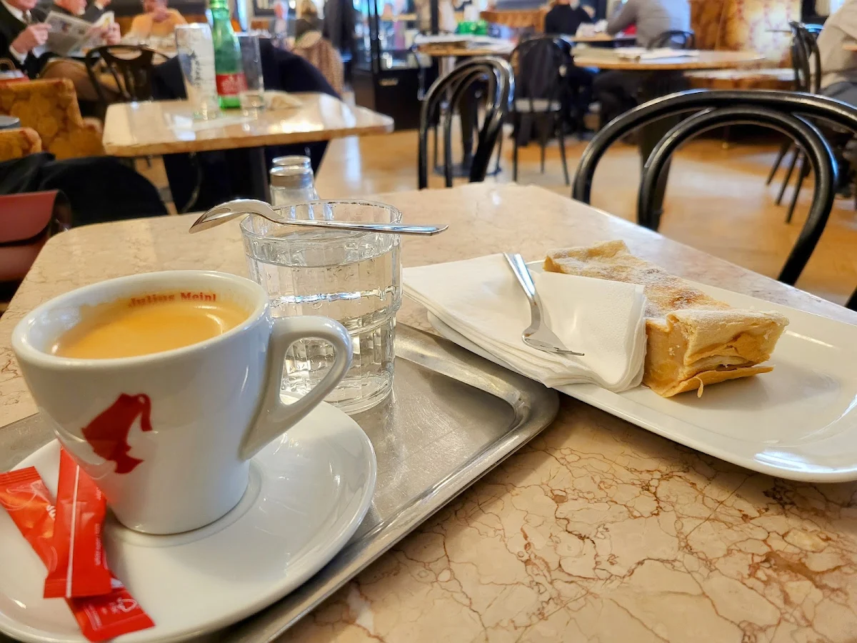 Apfelstrudel Mit Kaffee