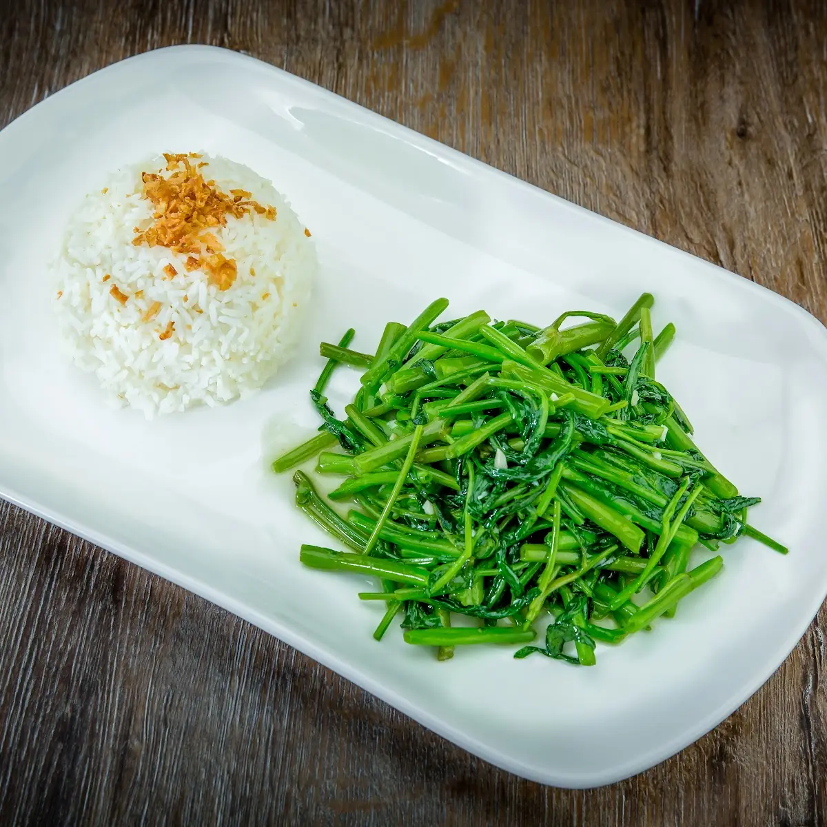 Gebratener Thai Wasserspinat Mit Knoblauch