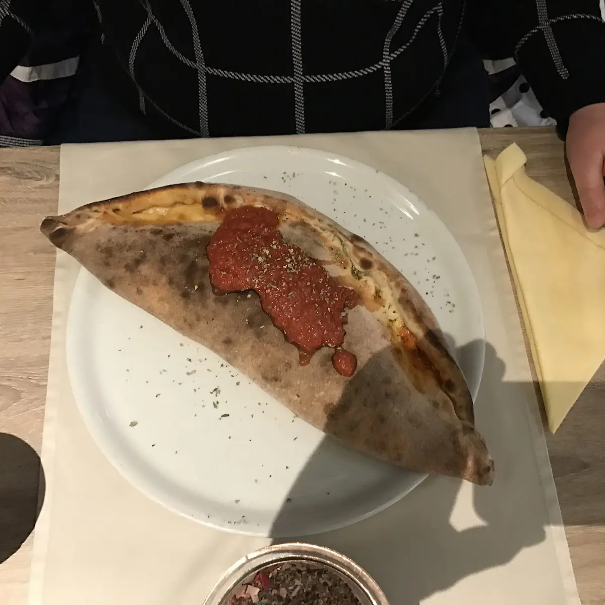 Gefüllte Pizza Diavolo