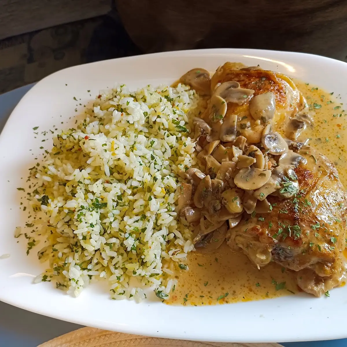 Hühnerschenkel Mit Champignonsauce Und Reis