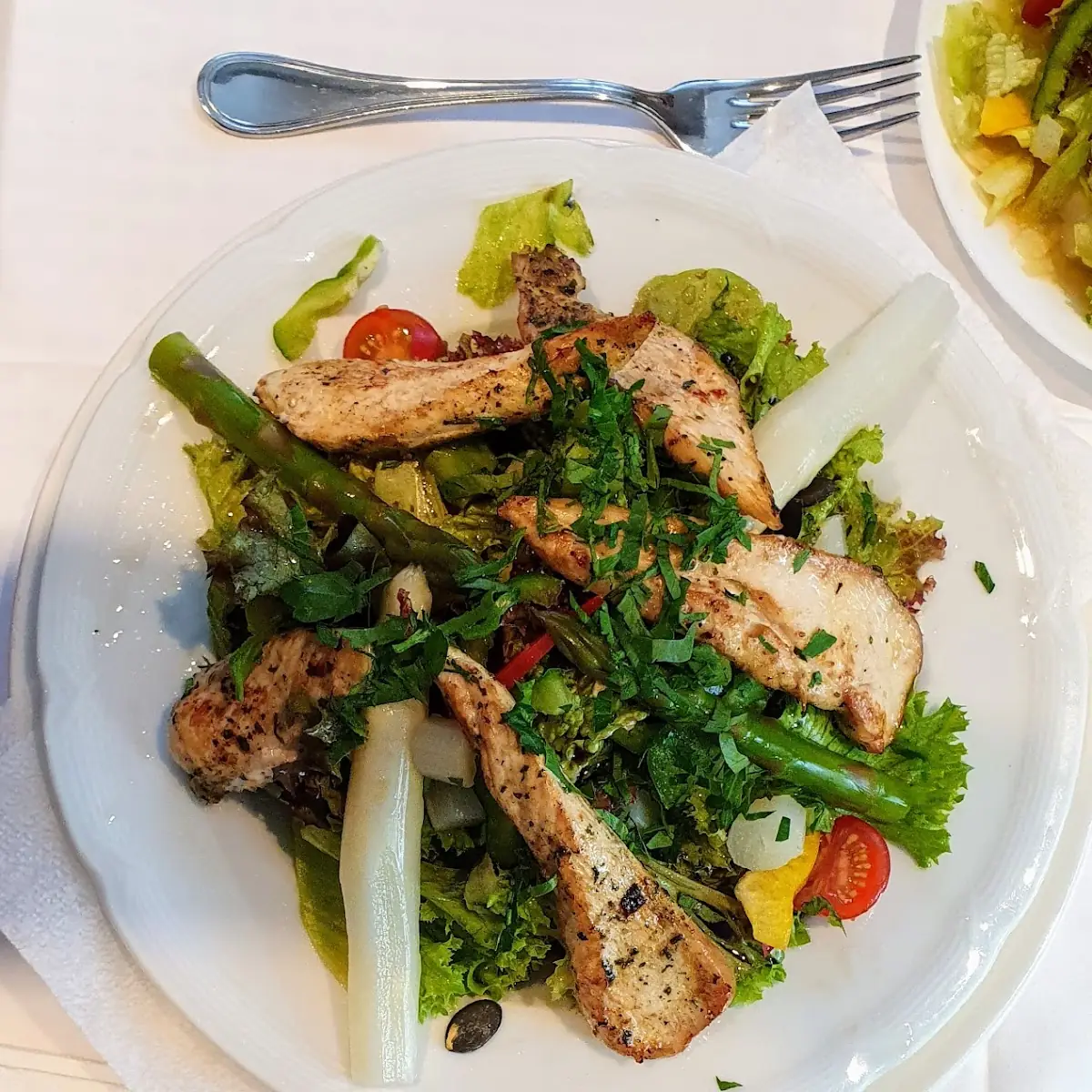 Gebratene Hendlstreifen Auf Erdäpfel Und Blattsalat
