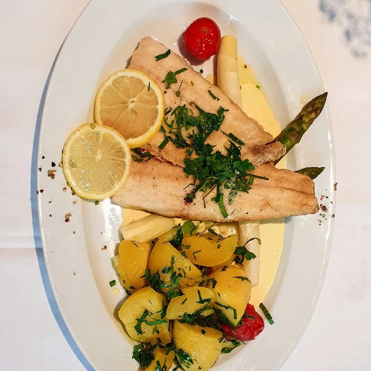 Naturgebratenes Forellenfilet Mit Petersilerdäpfel Und Blattsalat