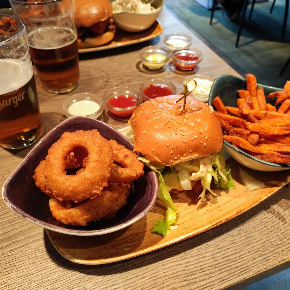 Hot & Spicy Burger Mit Süßkartoffel Pommes Und Onion Rings