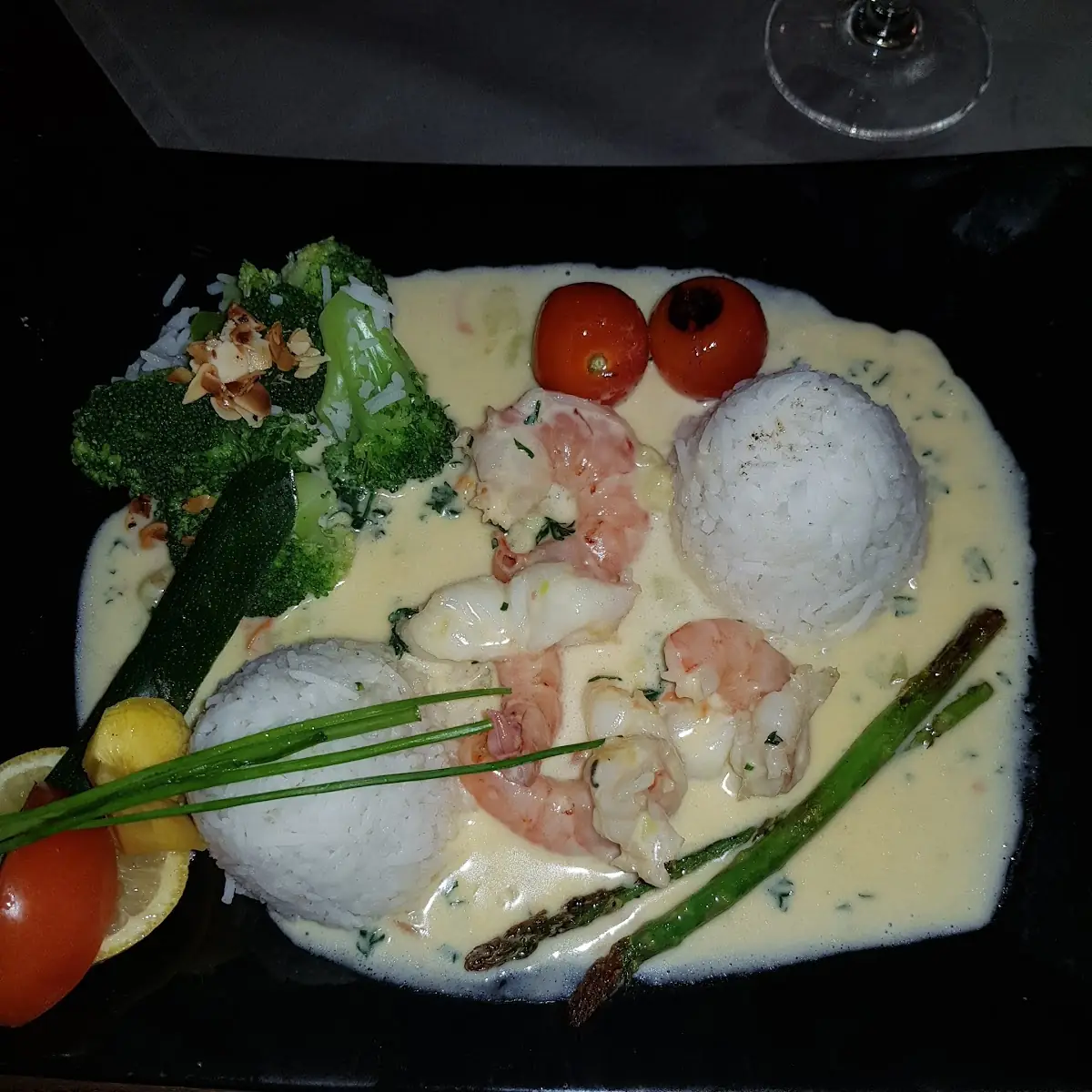 Gebackenes Huhn Mit Wok-gemüse Curry Und Reis