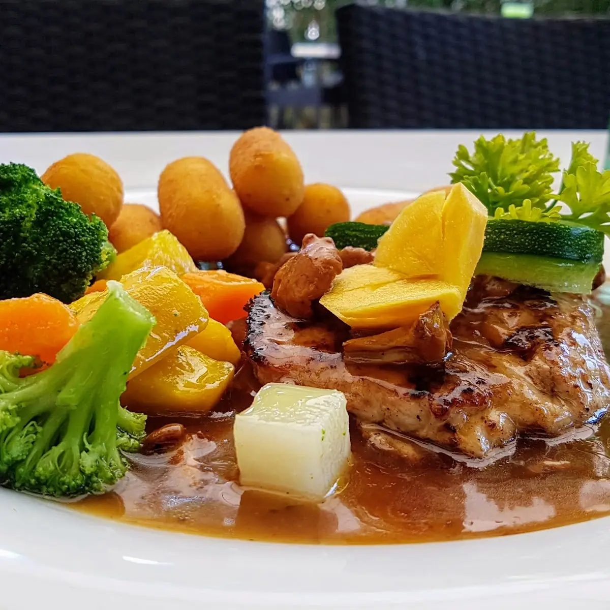 Schweinesteak Mit Kroketten Und Gemüse