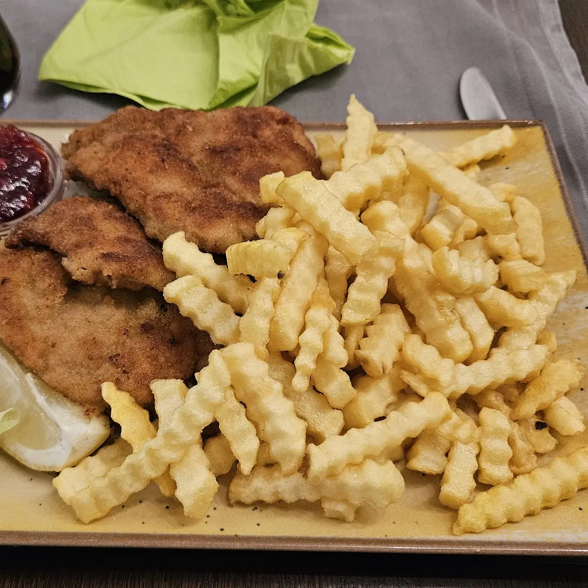 Wiener Schnitzel Vom Kalb Mit Pommes