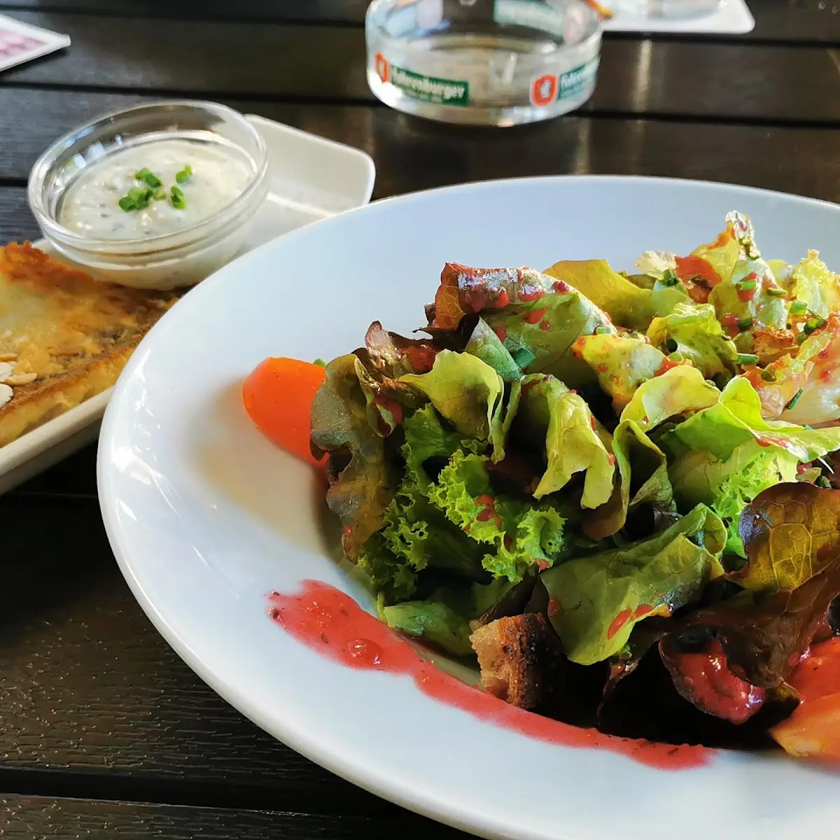 Blattsalat Mit Himbeer Granatapfel Dressing Mit Kross Gebratenem Zander