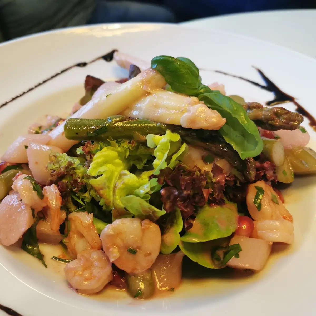 Gegrillte Garnelen Und Spargel Auf Salat