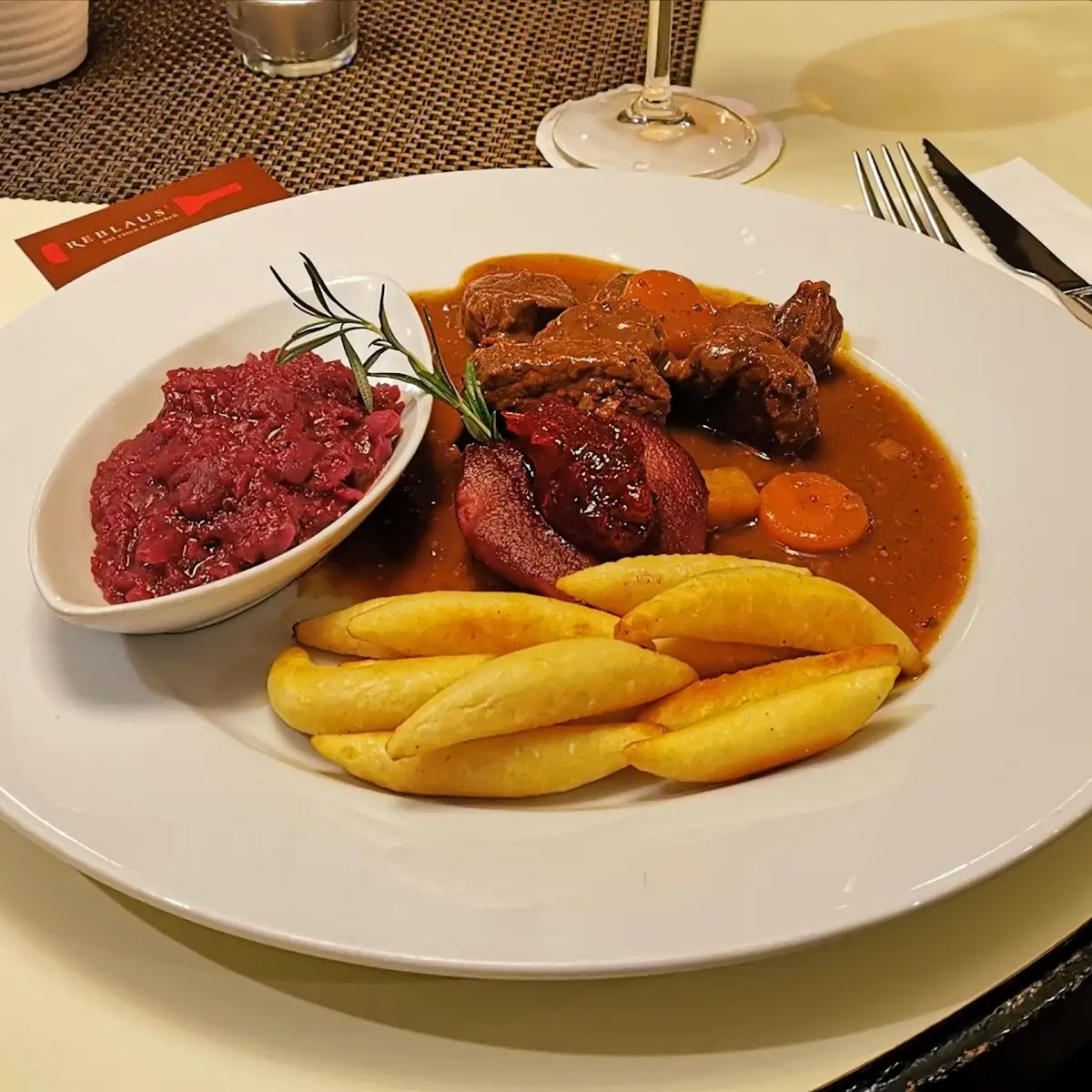 Hirschragout Mit Poschierter Preiselbeerbirne Rotkreuz Und Schupfnudeln
