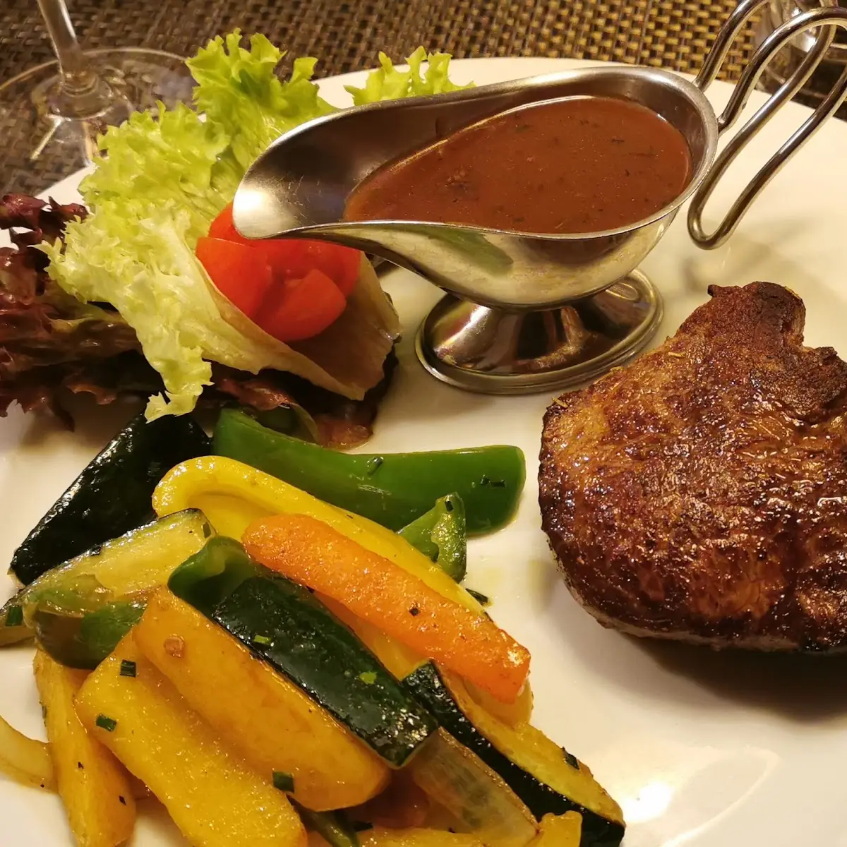 Rinderfiletsteak An Portwein-jus