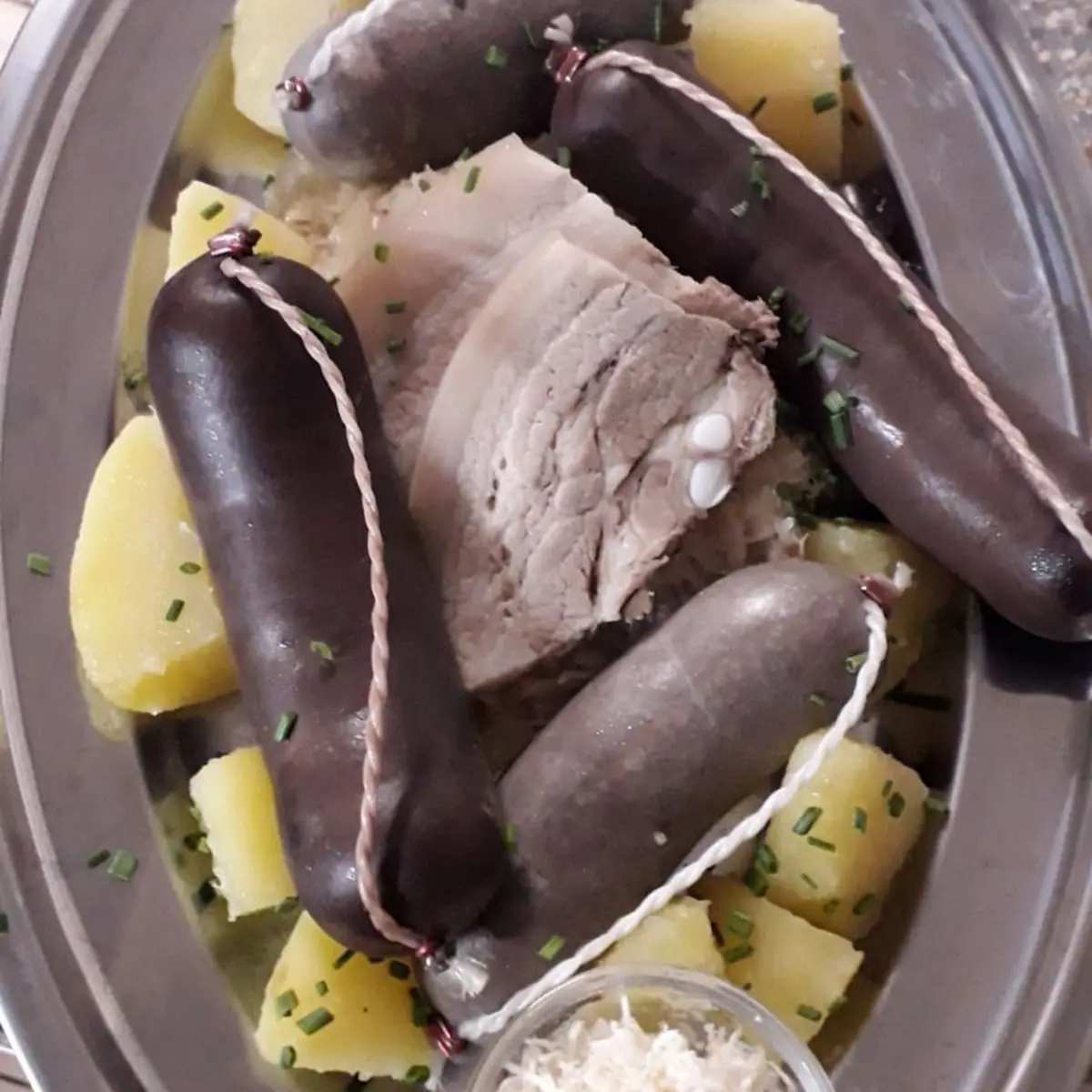 Schlachtplatte Mit Leber- Und Blutwürsten Selchfleisch Sauerkraut Und Salzkartoffeln