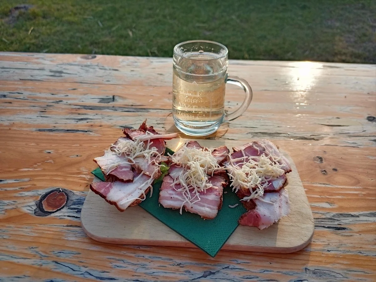 Speckbrot Mit Kren Dazu Ein Weisser Spritzer