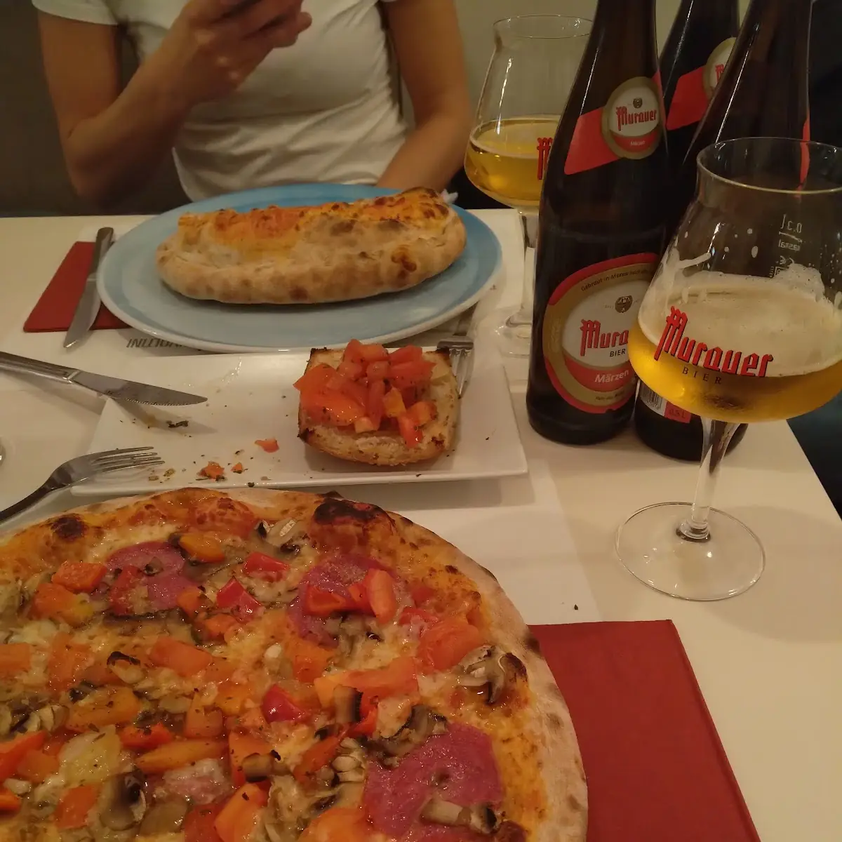 Pizza Mit Knoblauch Und Salami