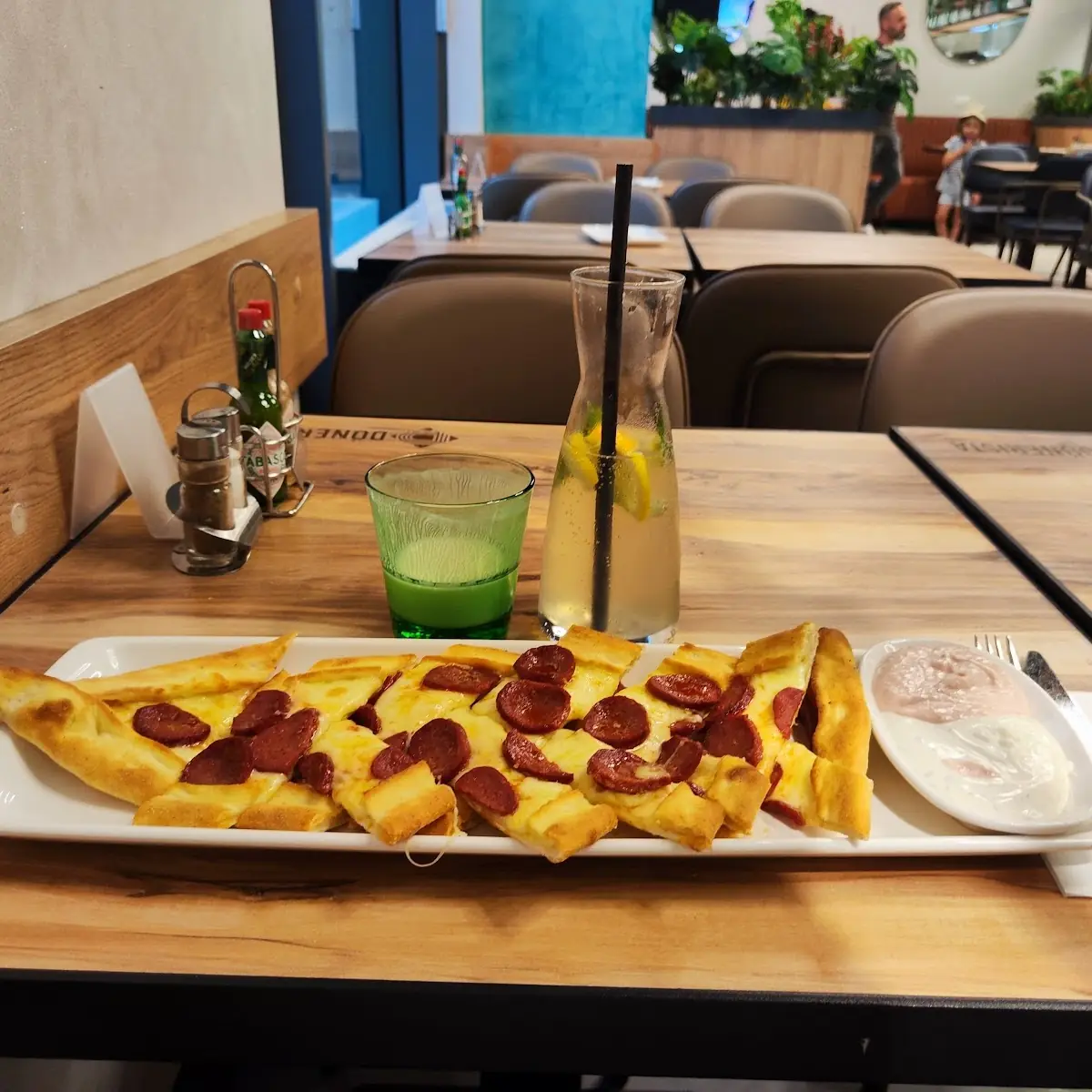 Pide Mit Türkischer Knoblauchwurst