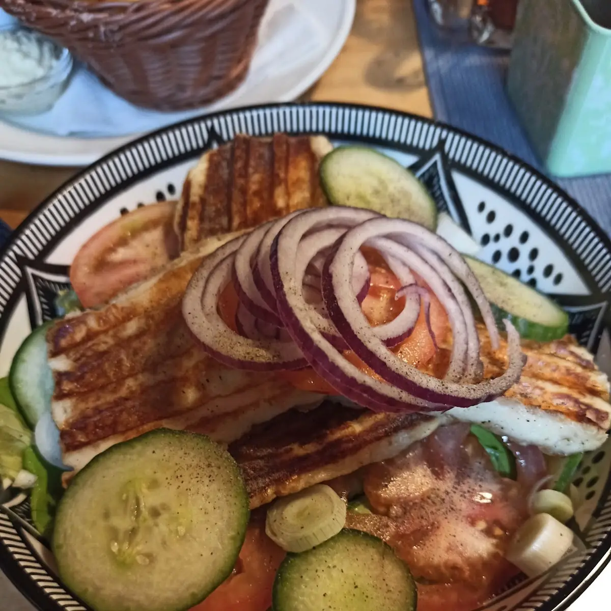 Gegrillter Halloumi Auf Salat