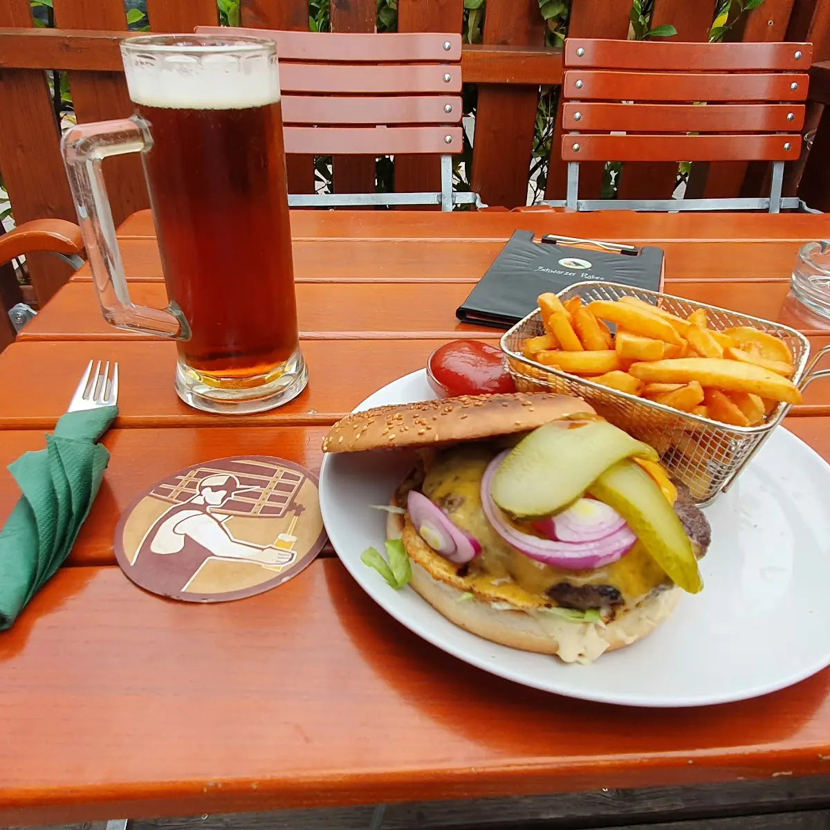 Ravensburger Mit Pommes Und Hausgemachten Rabenbier
