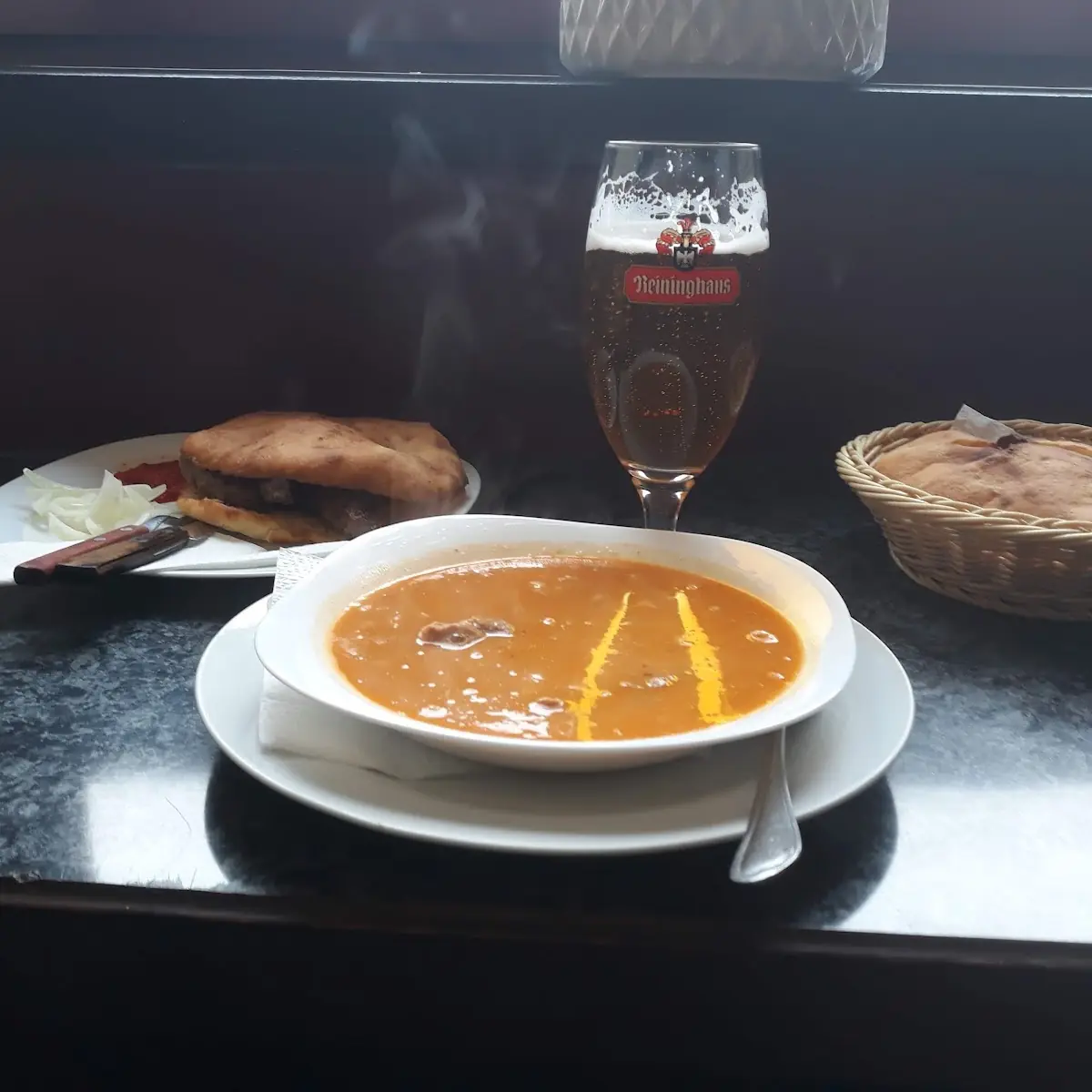 Bohnensuppe Und Cevapcici Im Brot Mit Zwiebel Und Ajvar