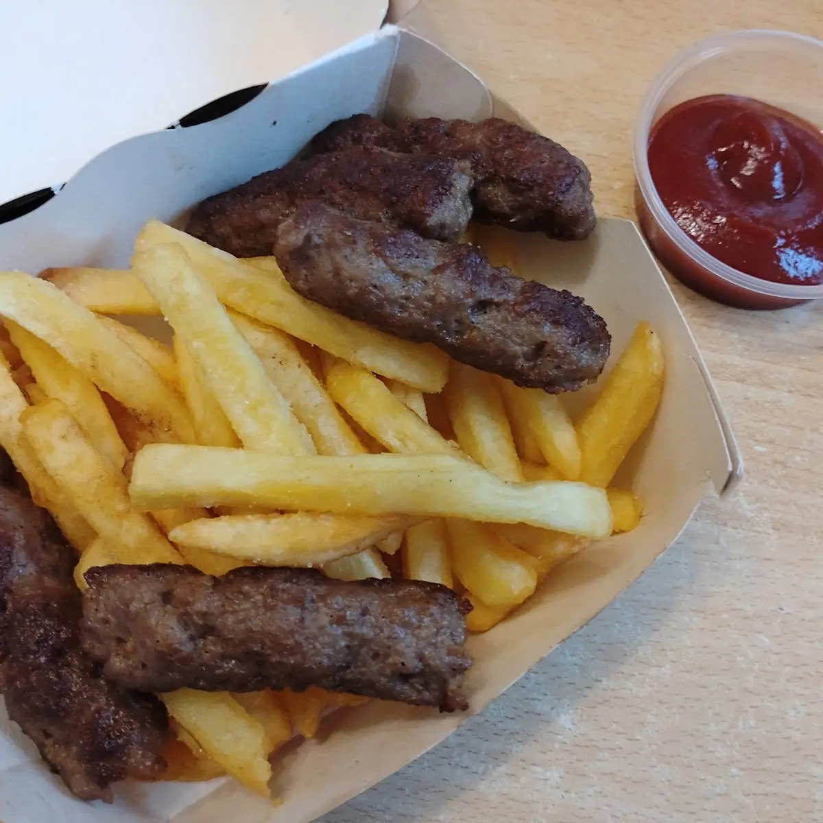 Cevapcici Mit Pommes Und Ketchup