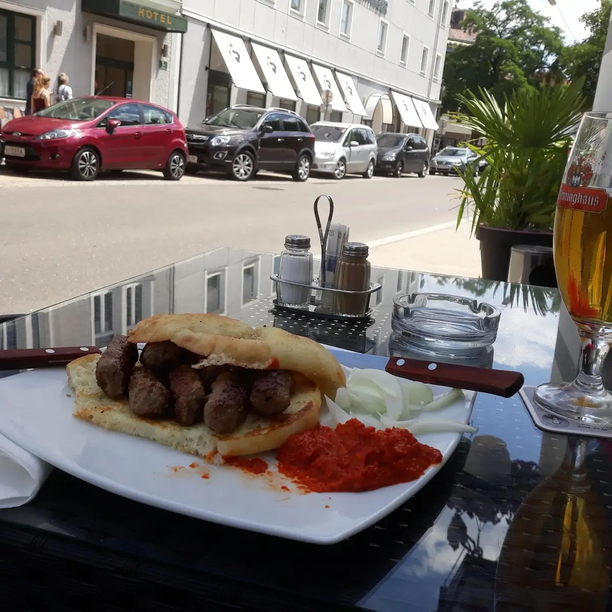 Cevapcici Mit Zwiebel Und Ajvar